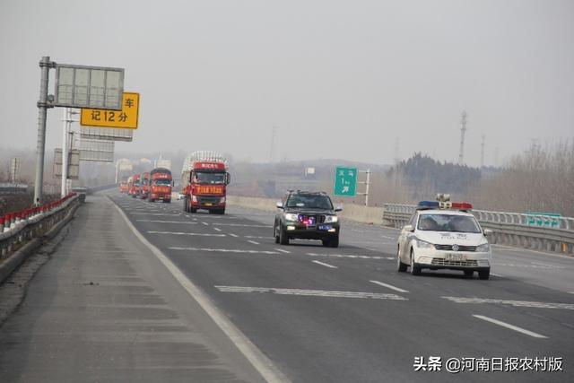 三门峡、平顶山、信阳等高速交警接力，山西15车应急物资过豫至鄂