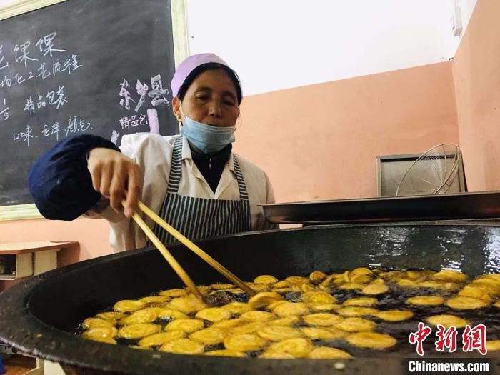 图为东乡县布楞沟一村民在扶贫车间工作实况。(资料图) 艾庆龙 摄