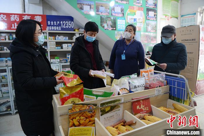 延吉市农业综合执法部门检查农资市场 徐东旭 摄