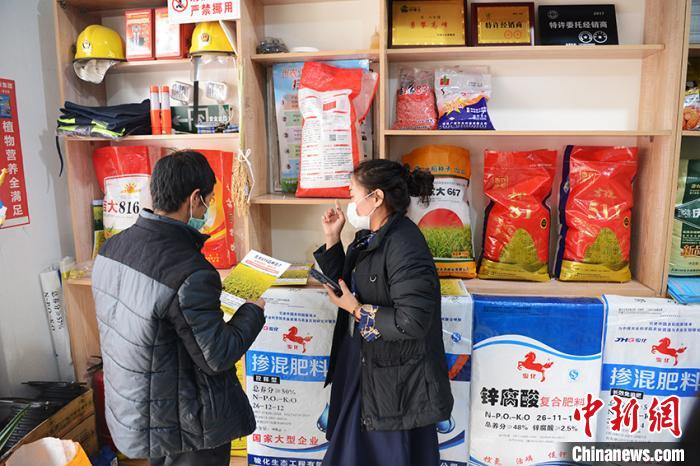 农民购买种子 徐东旭 摄