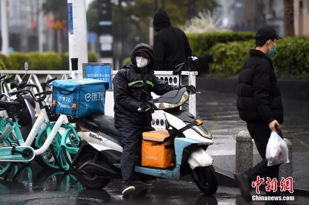 2月6日，一名外卖骑手正在送餐。 a target='_blank'  data-cke-saved-href='http://www.chinanews.com/' href='http://www.chinanews.com/'中新社/a记者 俞靖 摄