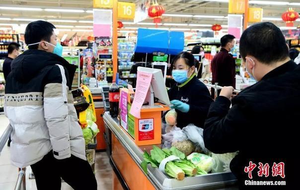 福州永辉超市收银员正在工作中。疫情发生后，这家超市始终保持开门营业。a target='_blank'  data-cke-saved-href='http://www.chinanews.com/' href='http://www.chinanews.com/'中新社/a记者 王东明 摄