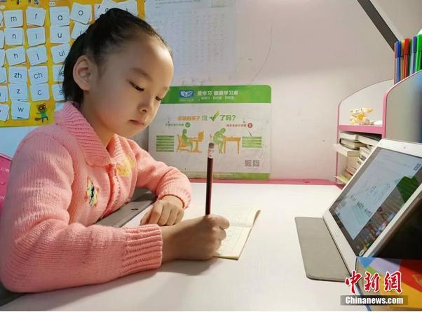 2月10日，河北石家庄，小学生们正在家中通过电脑、平板电脑等收看直播上课。a target='_blank'  data-cke-saved-href='http://www.chinanews.com/' href='http://www.chinanews.com/'中新社/a记者 翟羽佳 摄