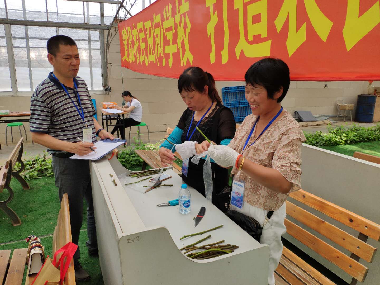 赵老师指导农民学习嫁接.jpg