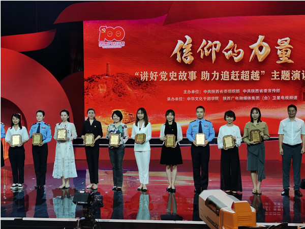 1、颁奖现场（左四为李婷同志）_副本.jpg