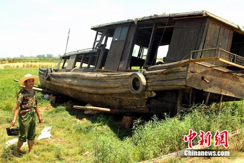 5月29日，在江西省新建县南矶乡，一艘大渔船搁浅在鄱阳湖湖底草坪上。刘占昆 摄